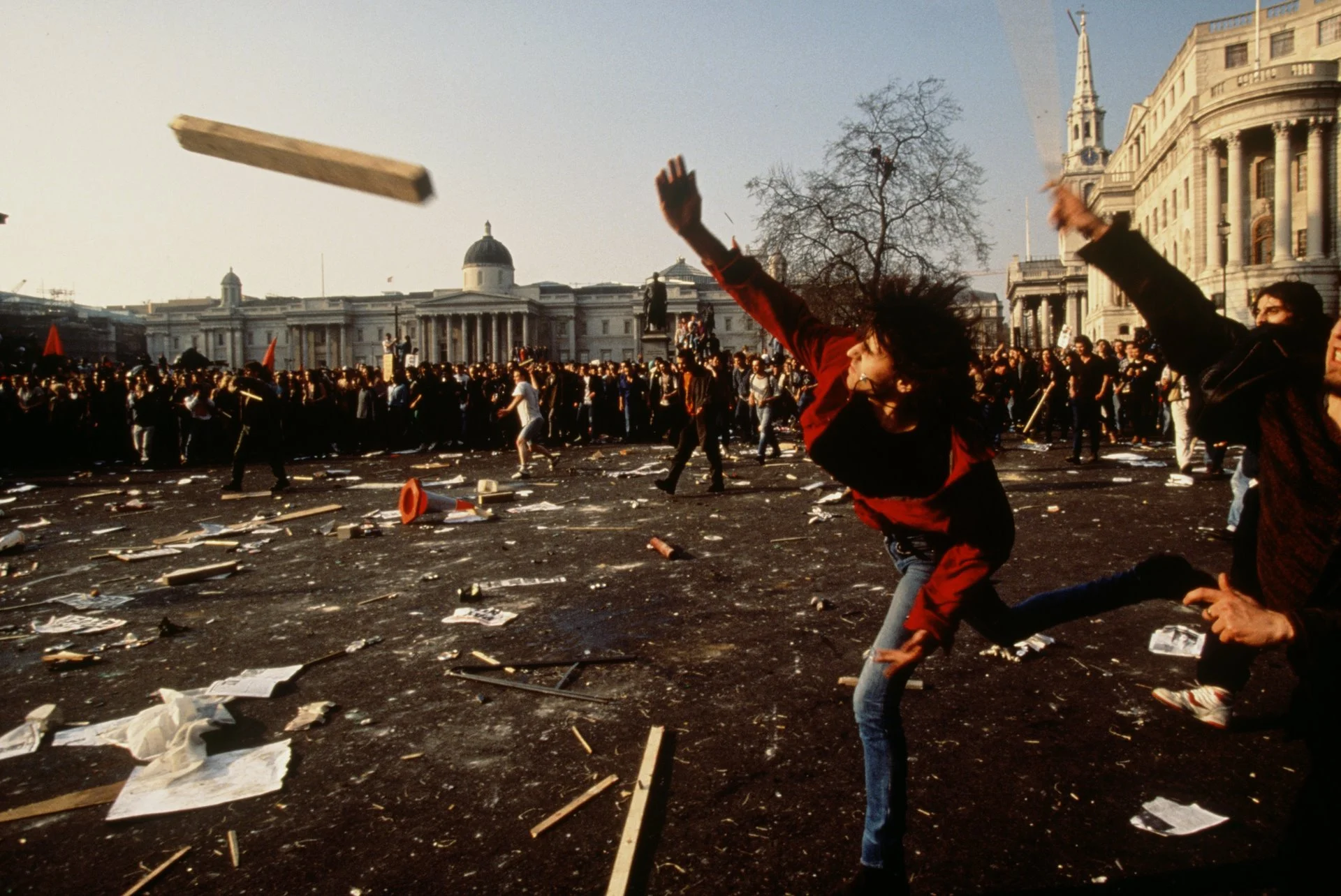 Una manifestación contra el Poll Tax, introducida por el gobierno conservador de Margaret Thatcher, se convirtió en los peores disturbios en el centro de Londres durante un siglo.