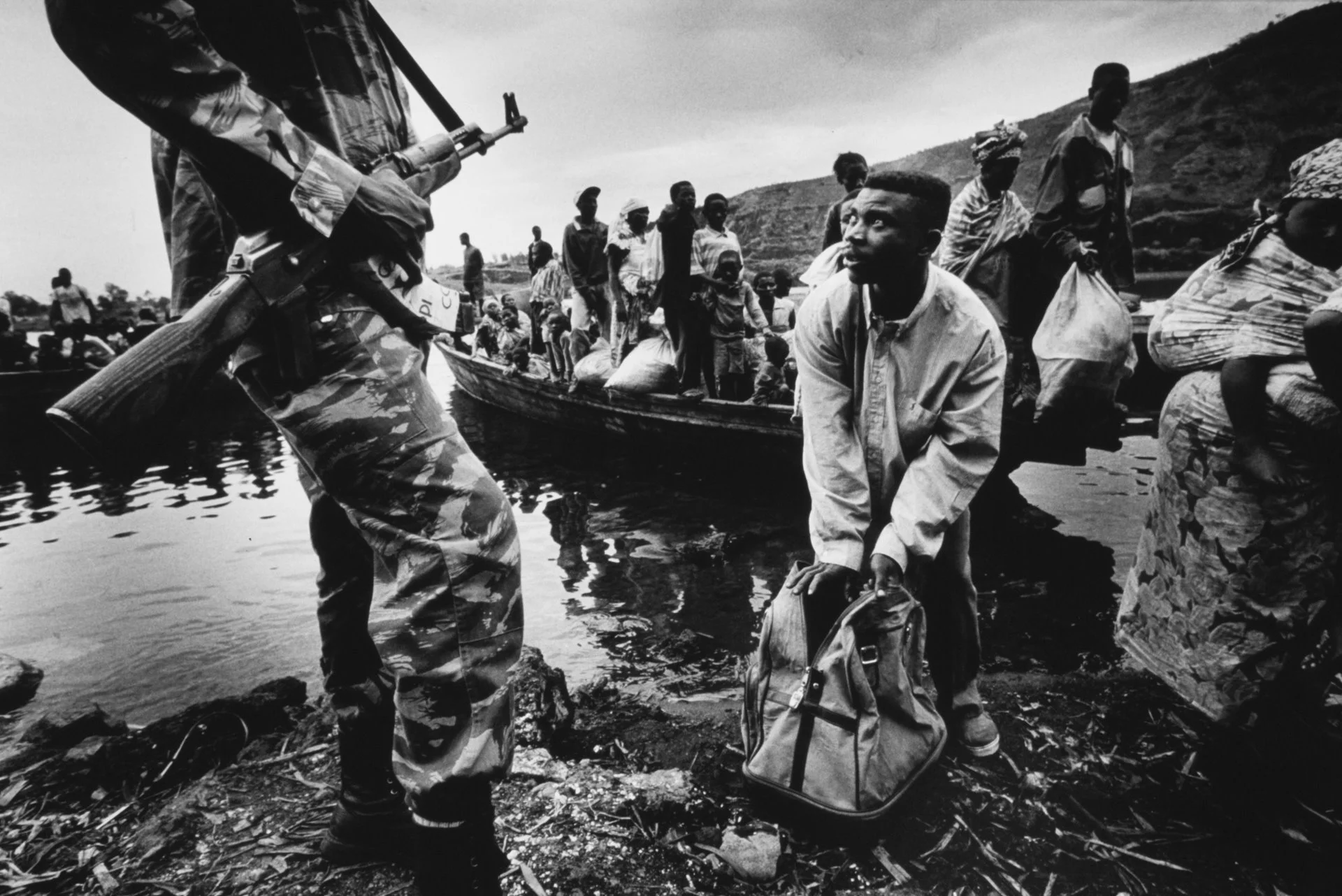 Después de 2 años en campamentos, se inició un éxodo de más de 500 mil ruandeses. Algunos refugiados fueron masacrados por soldados hutus intentando impedir que regresaran a la Ruanda bajo los tutsis.