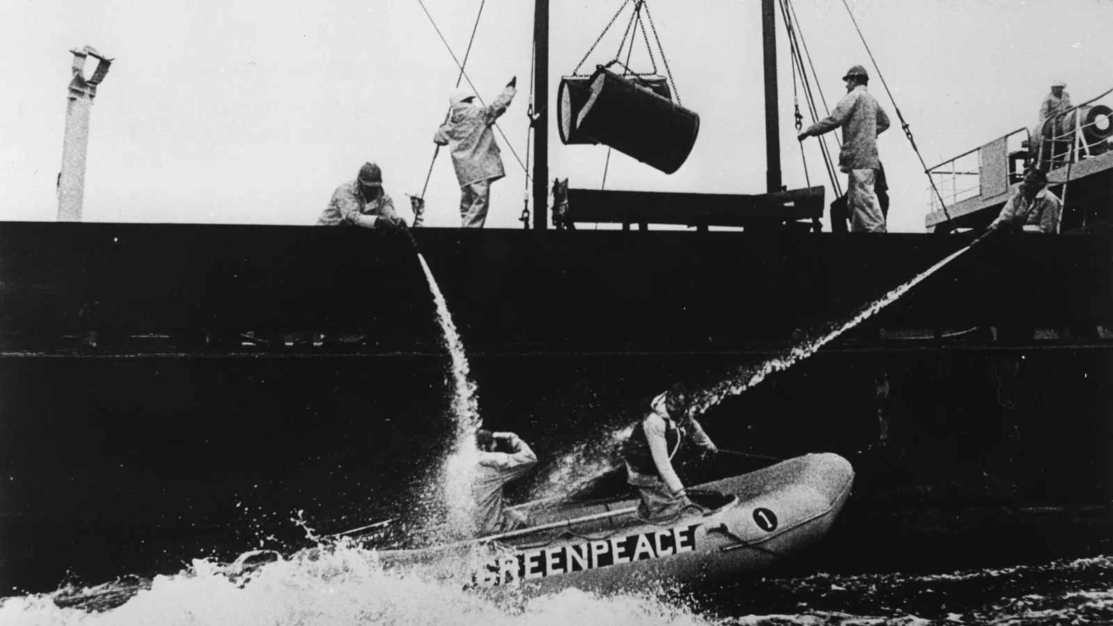 Члены Гринпис пытаются остановить сброс ядерных отходов в Северное море.