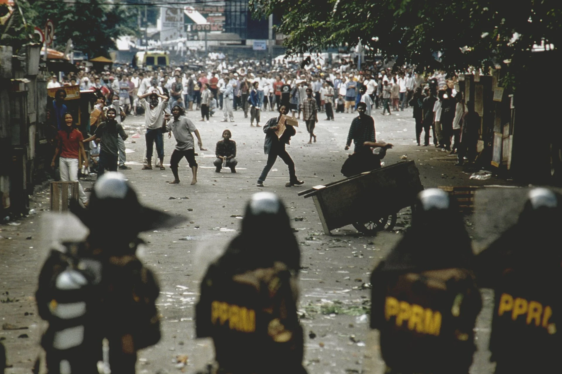 Los estudiantes y la policía antidisturbios se enfrentan en el período previo a las elecciones presidenciales, mientras los manifestantes exigen que el presidente Habibie no sea reelegido.