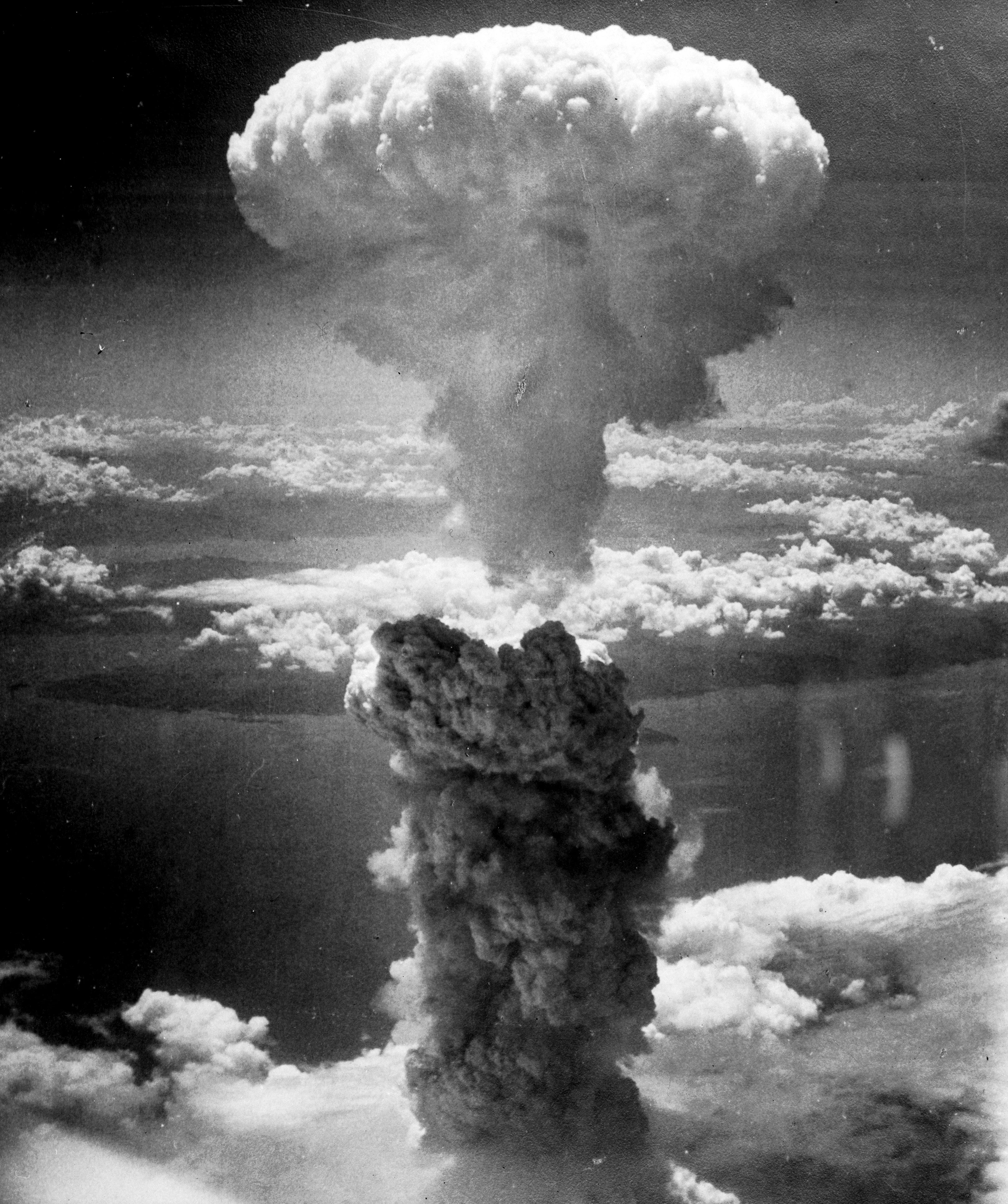 Una inconfundible nube en forma de hongo se elevó sobre Nagasaki, Japón, después de la detonación de la segunda bomba atómica, cuyo nombre en código fue ''Fat Man''.