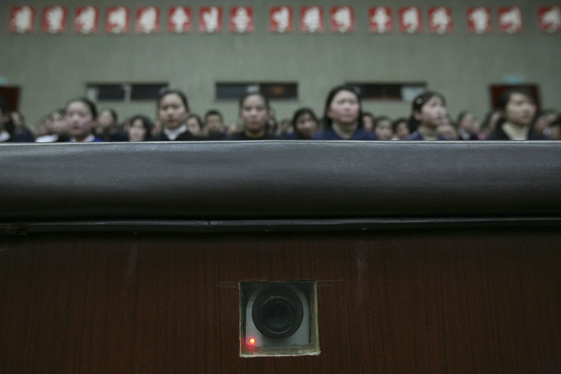 Una cámara incrustada en una pared graba dentro de un auditorio en el Palacio de los Escolares de Mangyongdae.