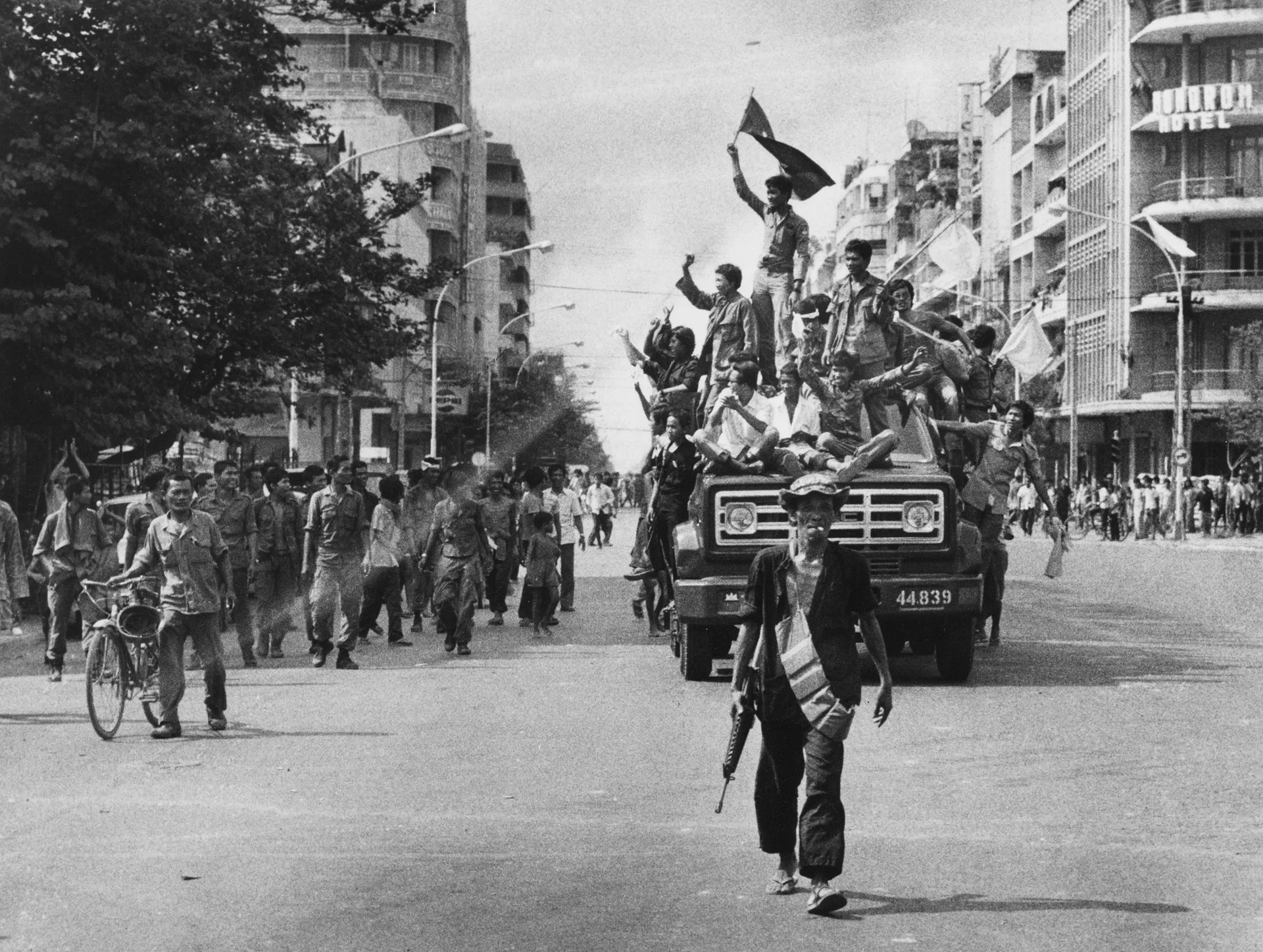 La caída de Phnom Penh: Los triunfantes guerrilleros Jemeres Rojos están de vuelta en la capital después  de vivir varios años en la jungla.