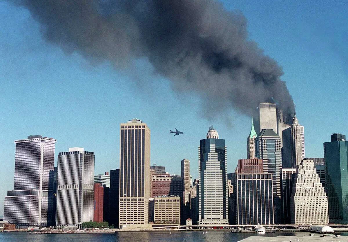 Рейс 175 United Airlines, захваченный пятью террористами Аль-Каиды 11 сентября 2001 года, вот-вот врежется в одну из башен-близнецов.