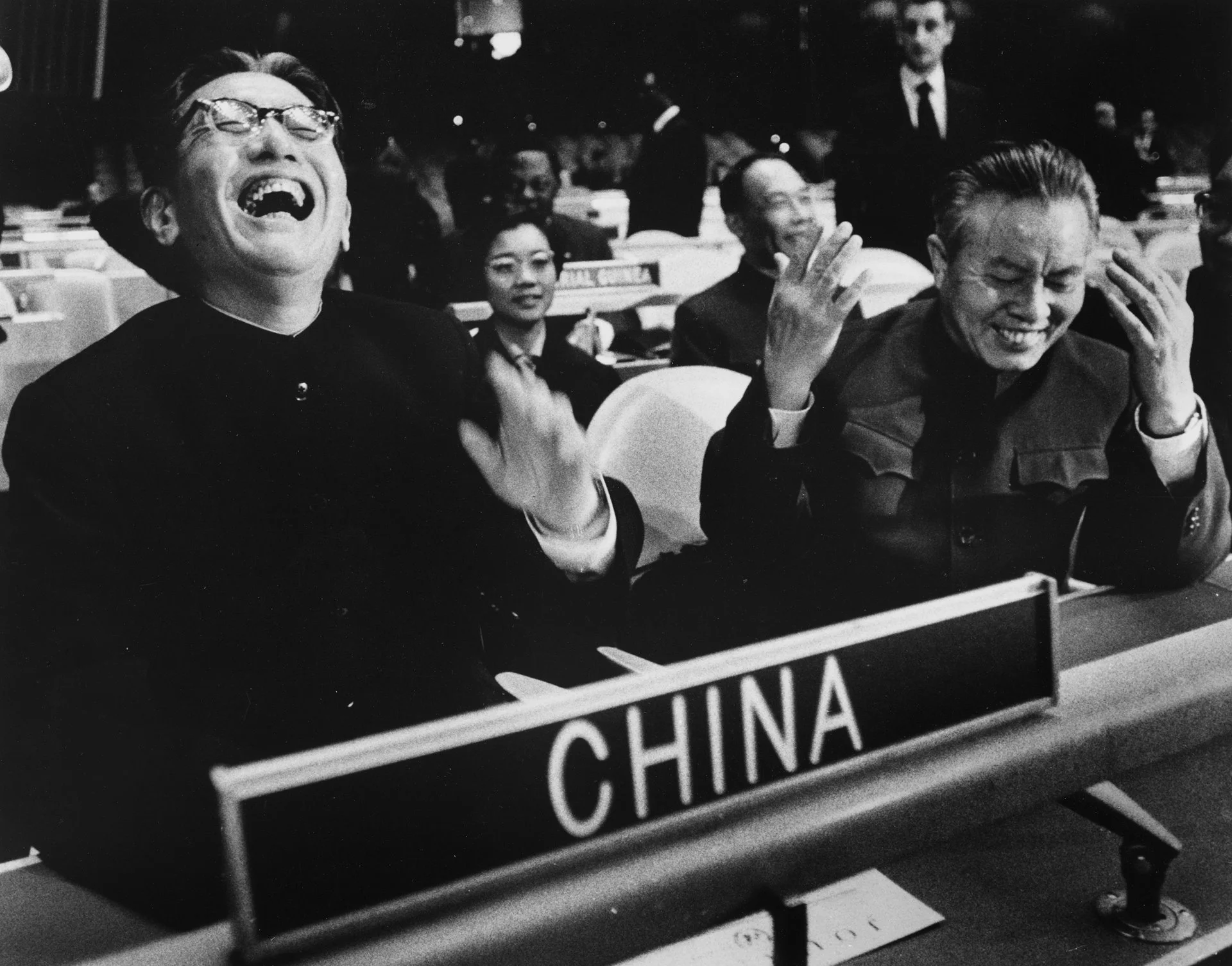Chiao Kuan-Hua y Huang Hua, primeros representantes de la República Popular China en Naciones Unidas, tras veinte años de lucha diplomática. 