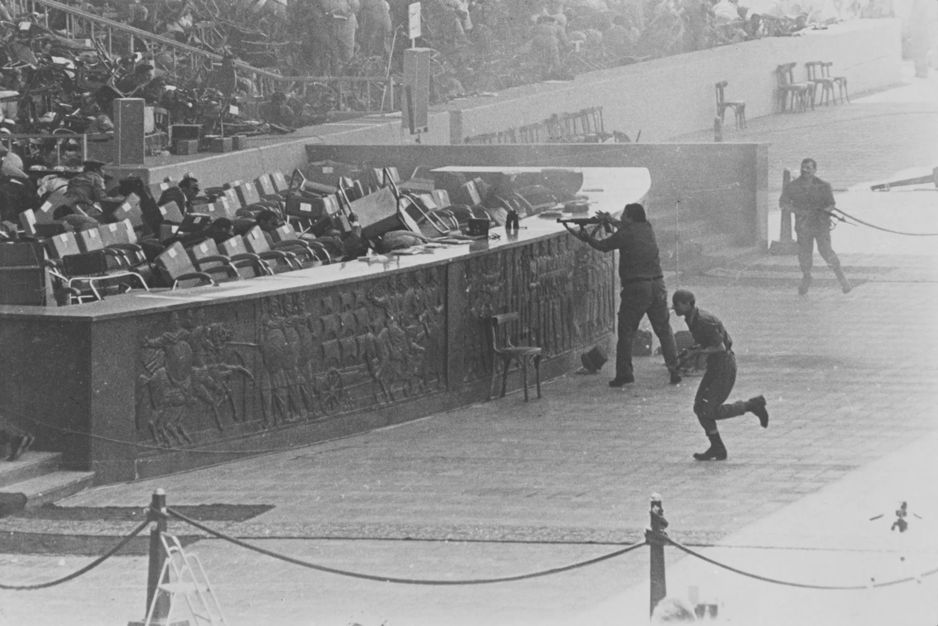 El presidente Anwar El-Sadat es asesinado durante el desfile militar anual para conmemorar el cruce de Egipto del Canal de Suez el 6 de octubre de 1973, al comienzo de la Guerra de Yom Kippur.