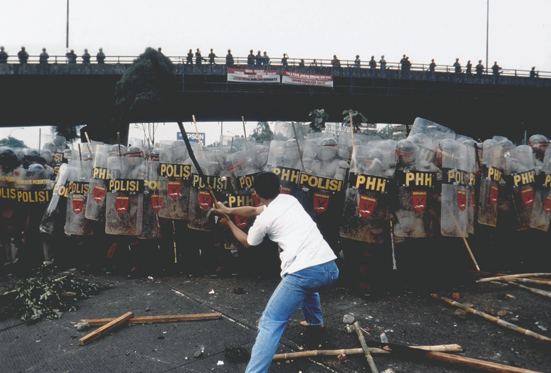 Un partisan solitaire de Megawati Sukarnoputri fait face à un cordon de police lors de manifestations post-électorales.