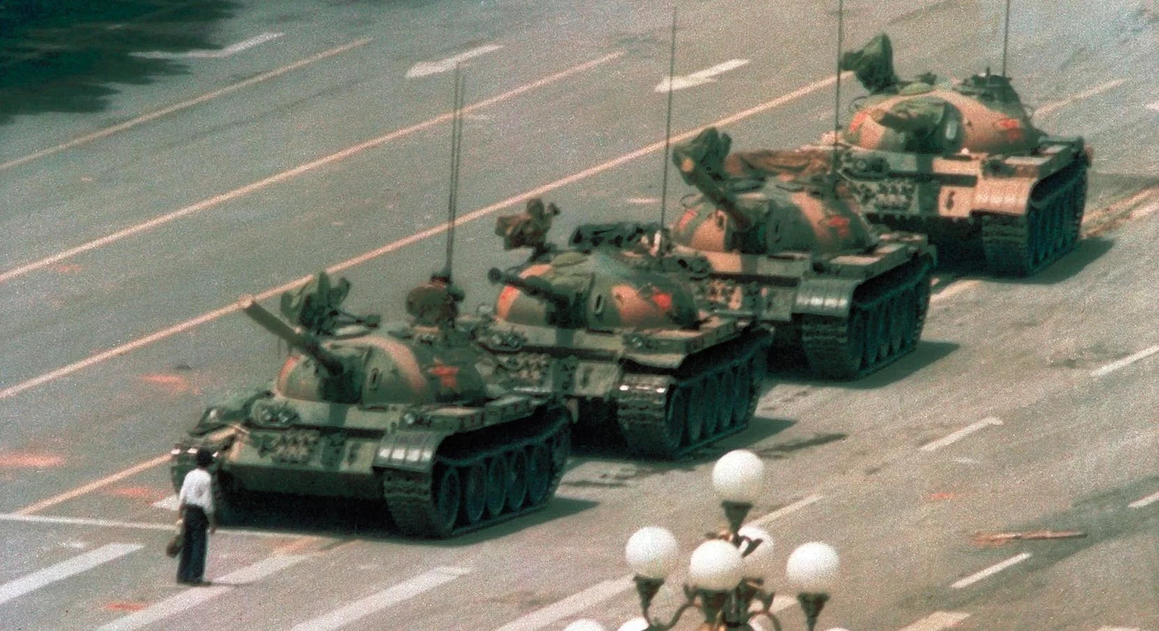 ''El hombre del tanque'', hombre chino no identificado enfrentando a una columna de tanques del ejército chino. El hecho sucedió un día después de una represión gubernamental contra manifestantes.