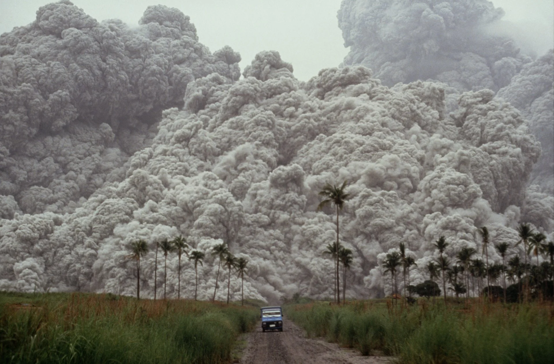 Fotógrafos huyen de la erupción del Pinatubo. Cubriendo áreas enteras con una capa de ceniza y piedras de un metro de profundidad, la erupción fue uno de los peores desastres volcánicos del siglo.