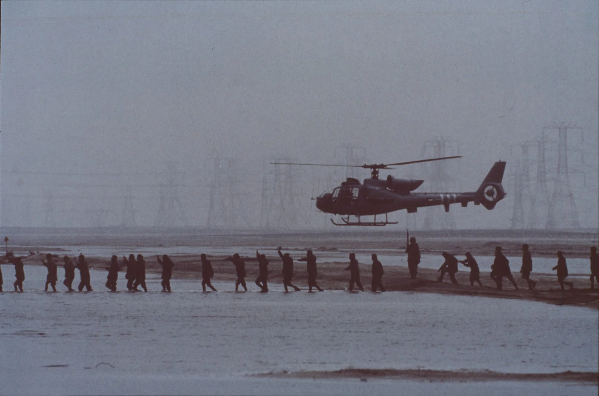 Con las manos en alto, soldados iraquíes hambrientos y desmoralizados están a punto de rendirse. Miles de ellos se rindieron a los aliados durante la guerra terrestre en la Guerra del Golfo.