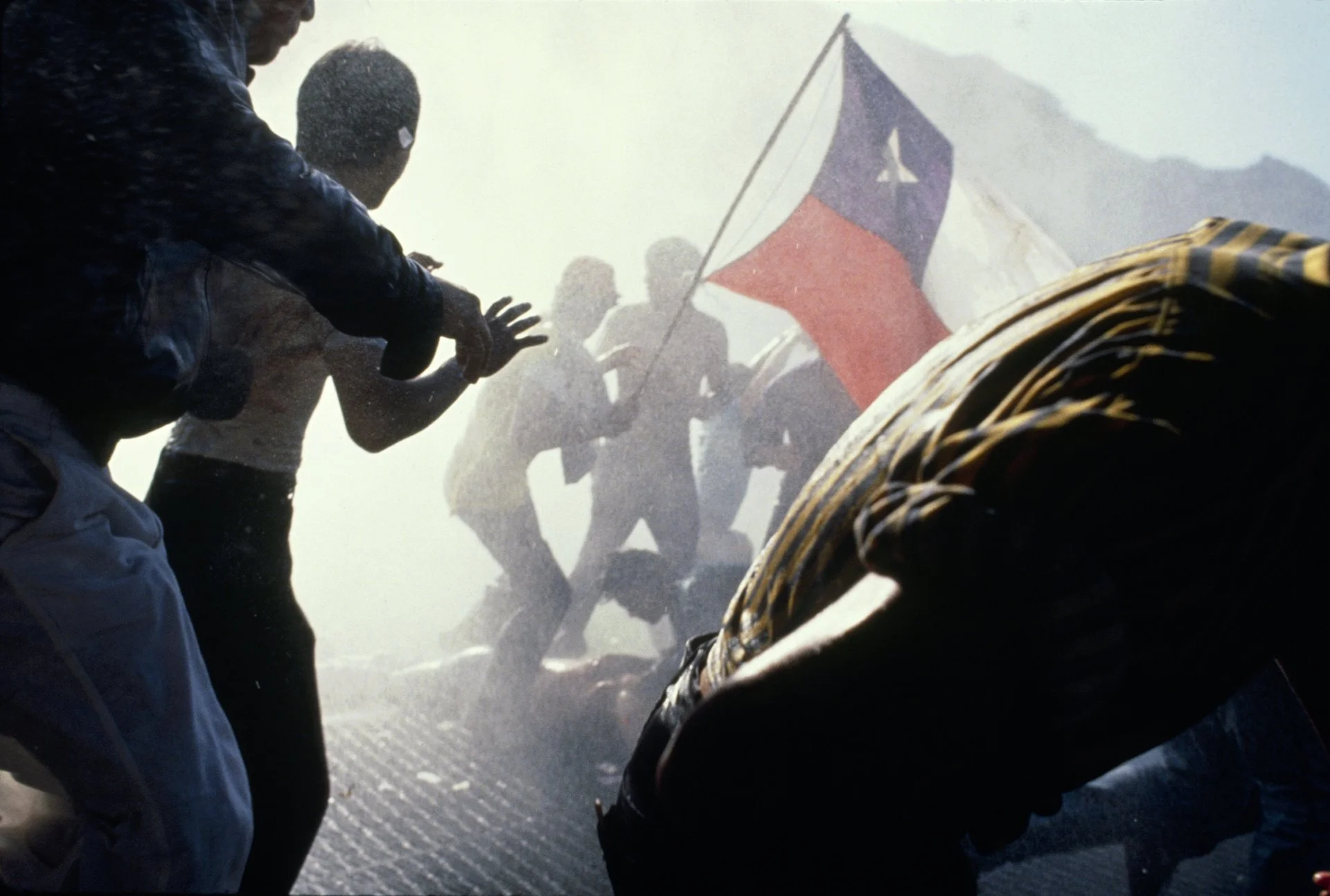 Nubes de gases lacrimógenos empañan el entusiasmo de los manifestantes después de que la mayoría de la población votara a favor de poner fin al gobierno de 15 años del general Pinochet. 