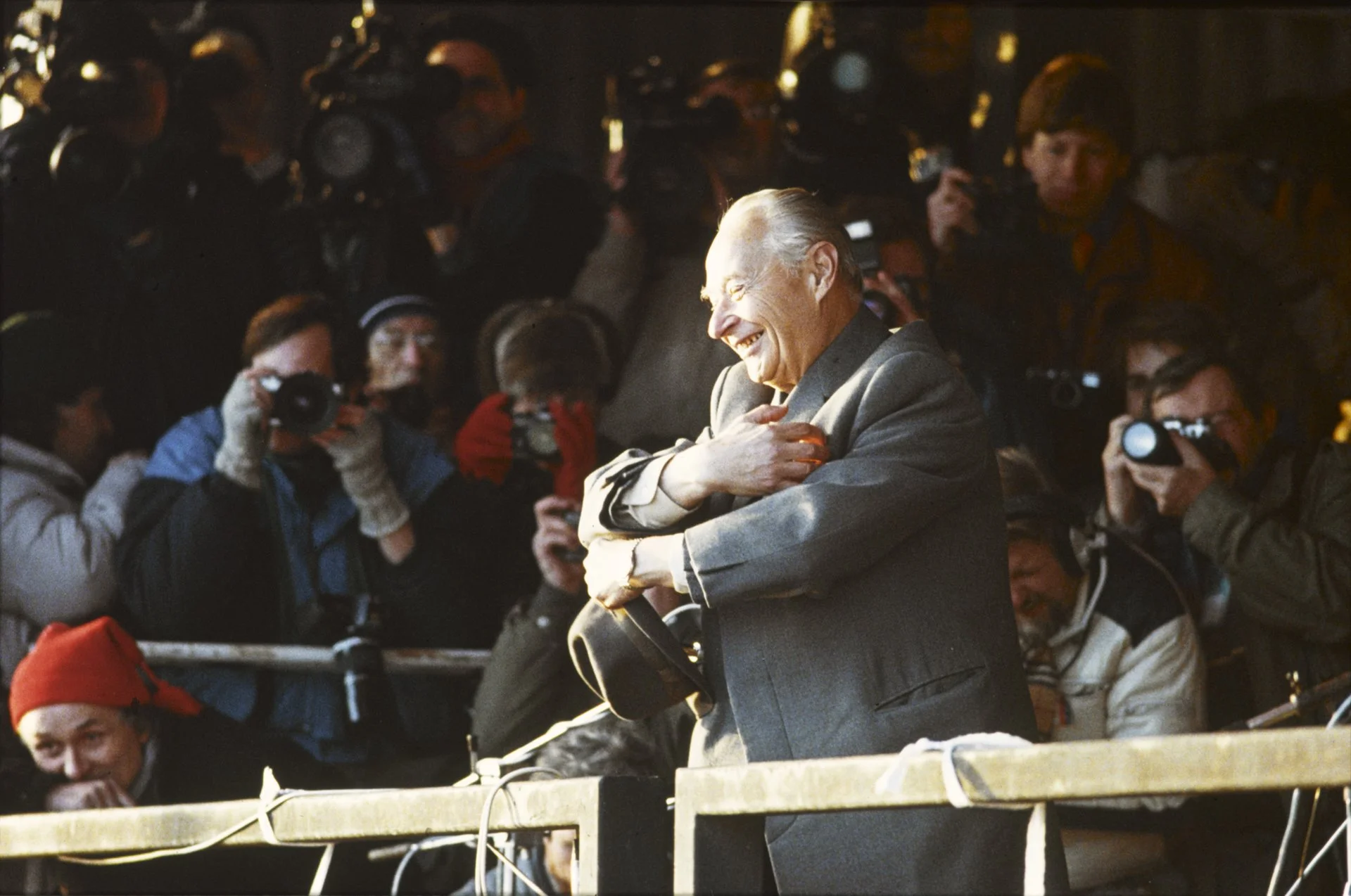 En un gesto simbólico, el ex líder checoslovaco Alexander Dubcek abraza a la multitud en la Plaza de Wenceslao en Praga, que se reunió después de su regreso durante la Revolución de Terciopelo. 