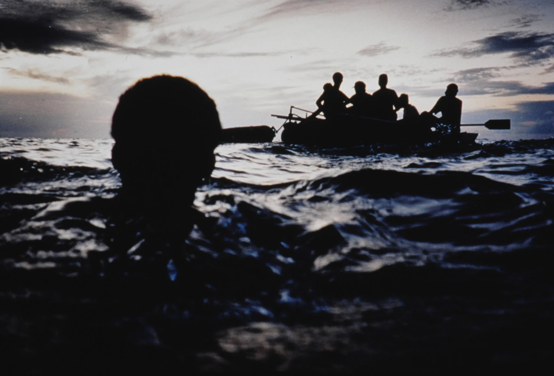 Un niño nada hacia una balsa que sale de la playa de Cojimar para despedirse de su padre y sus hermanos. Cuando Castro levantó las restricciones de viaje, ocurrían unas 2000 salidas por día.