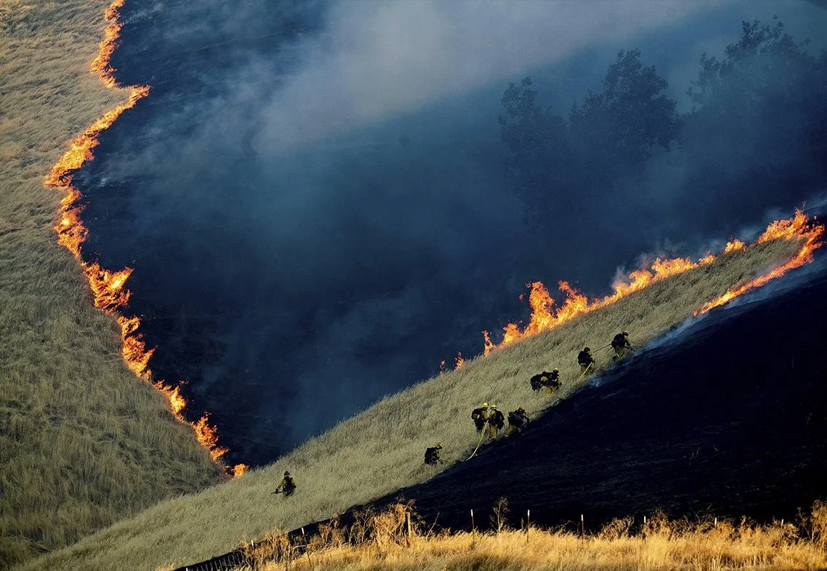Bombeiros combatem incêndio no Complexo Marsh.