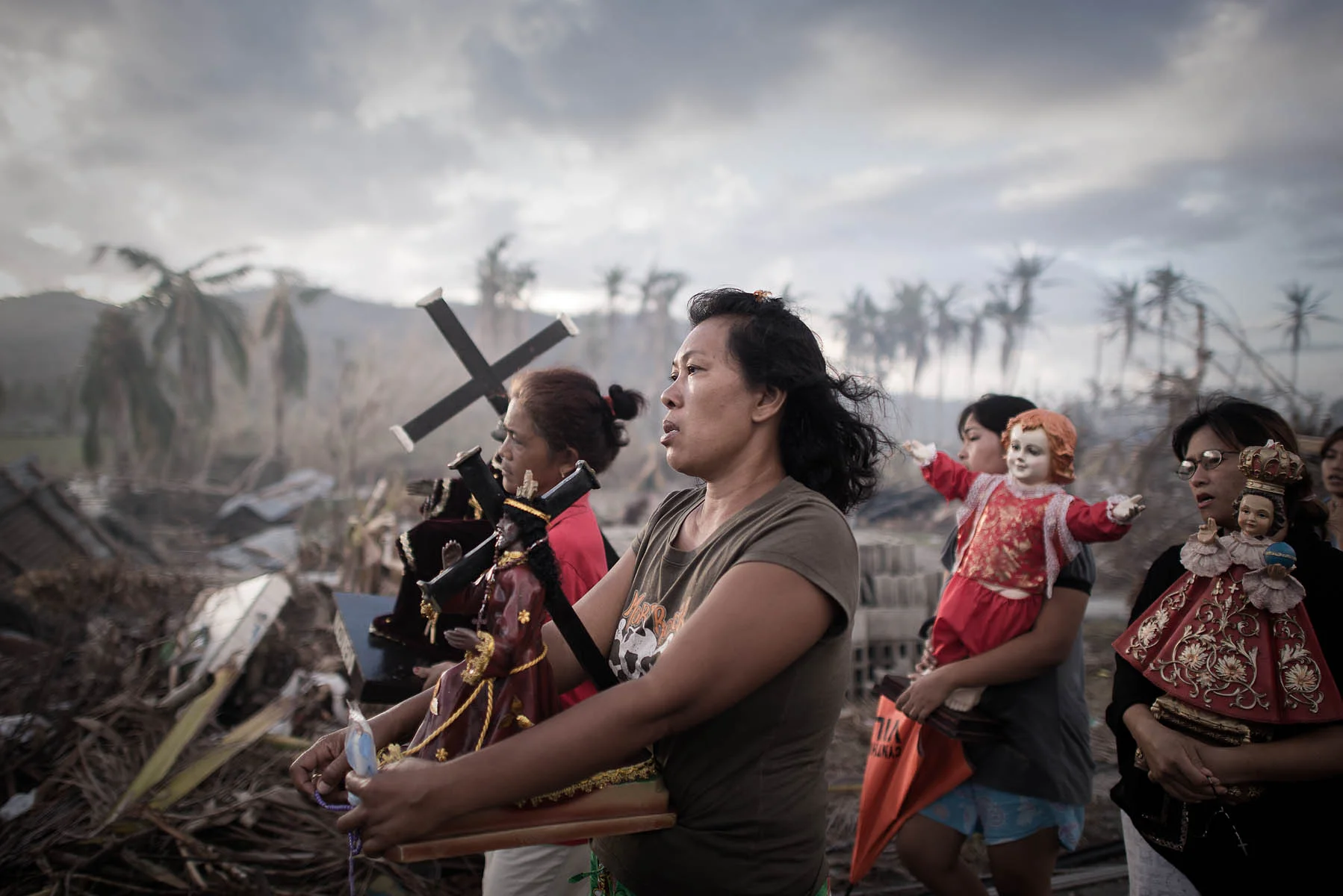 Sobrevivientes llevan imágenes religiosas, diez días después de que el tifón Haiyan tocara tierra en el centro de Filipinas.