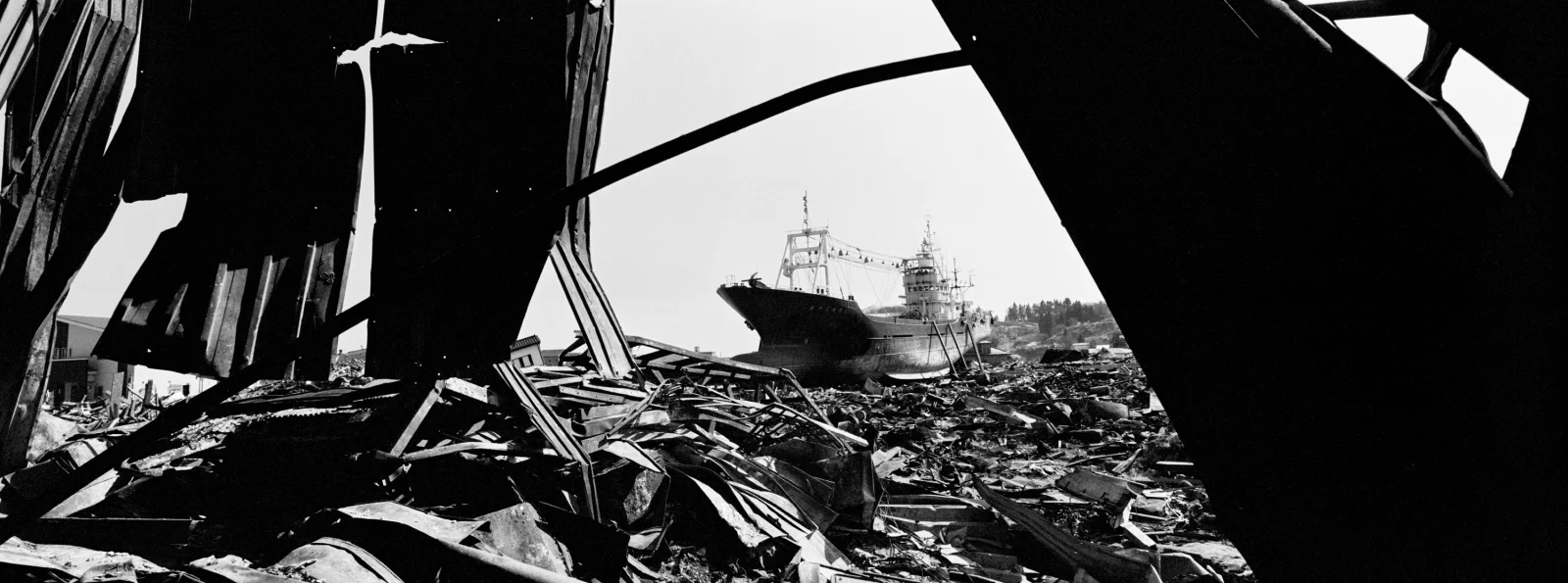 Las olas del tsunami creadas por un terremoto masivo frente a las costas del noreste de Japón causaron una gran destrucción a lo largo de la costa.