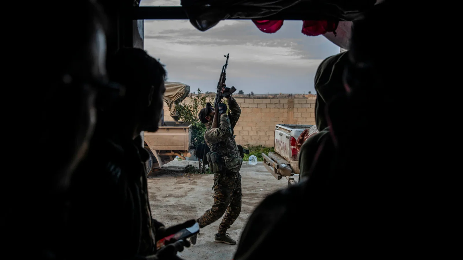 Боец Сирийских демократических сил (СДС) пытается сбить начиненный взрывчаткой дрон Исламского государства, нацеленный на его позицию.