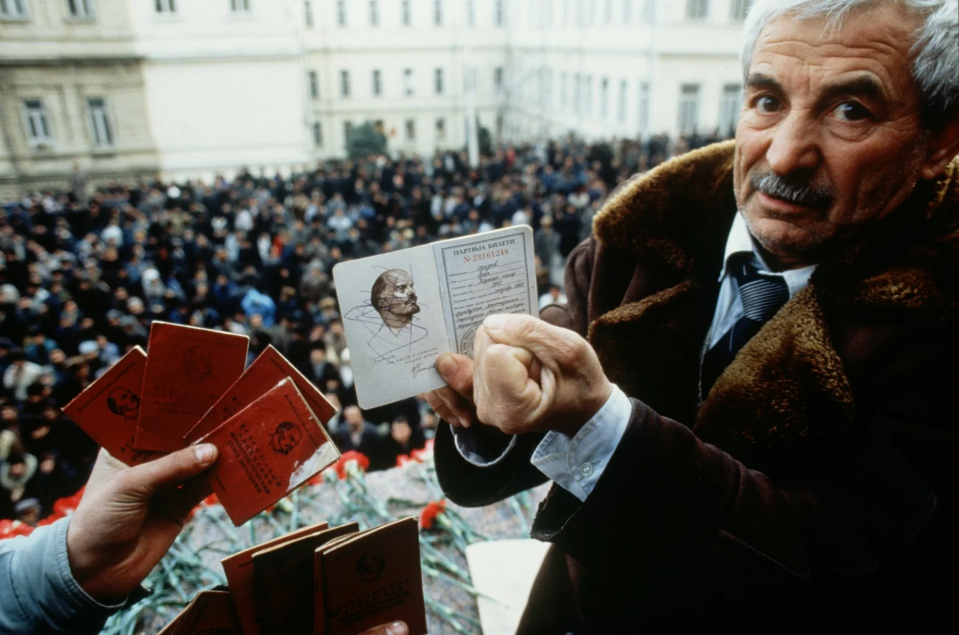 Miles de comunistas azerbaiyanos destruyen públicamente sus tarjetas de membresía al Partido Comunista en protesta contra la intervención soviética en la República Socialista Soviética de Azerbaiyán.