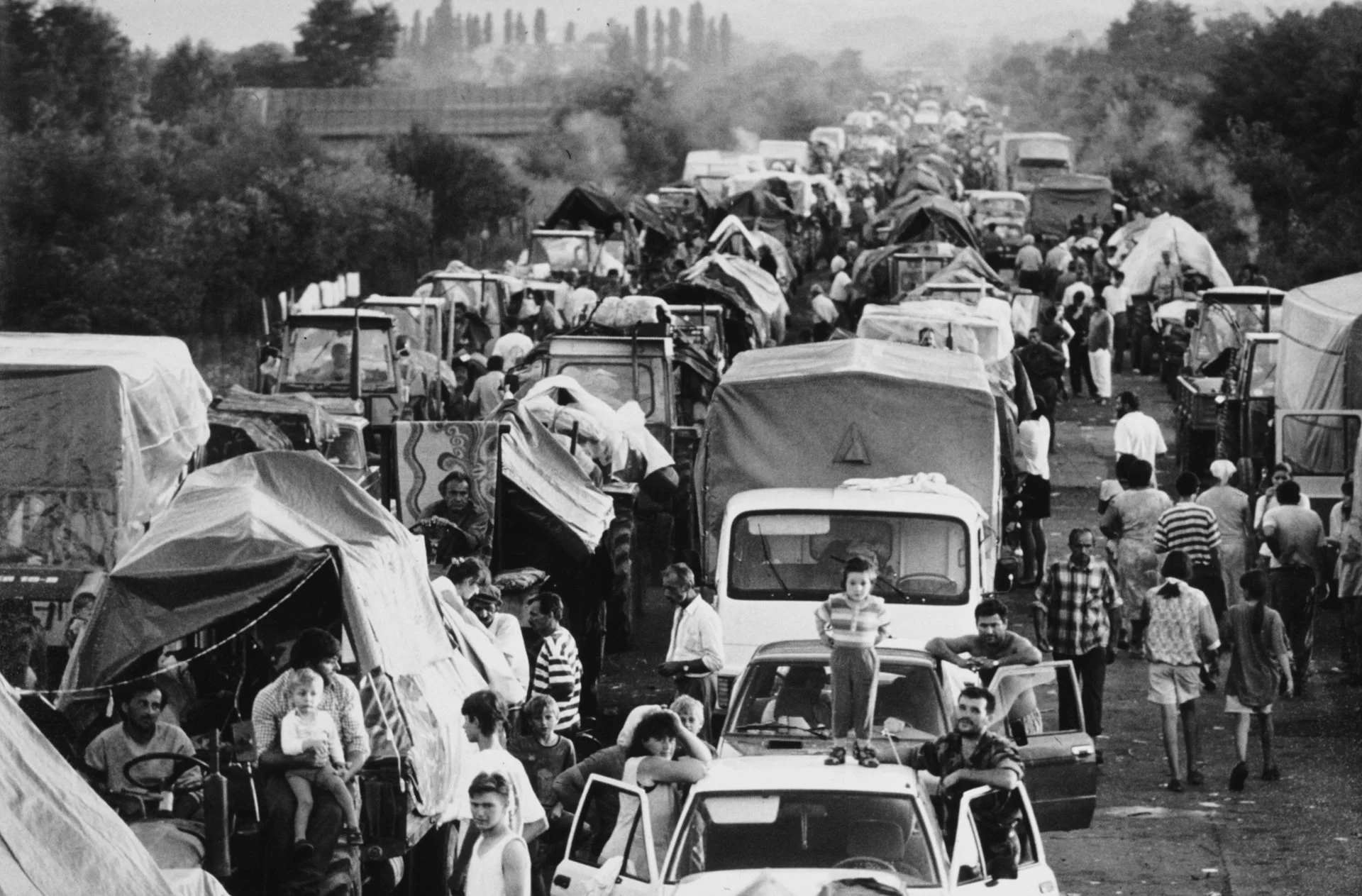 Enfrentados a una ofensiva croata, los habitantes serbios de la región de Krajina suben a camiones y tractores en un intento de llegar a Serbia. 
