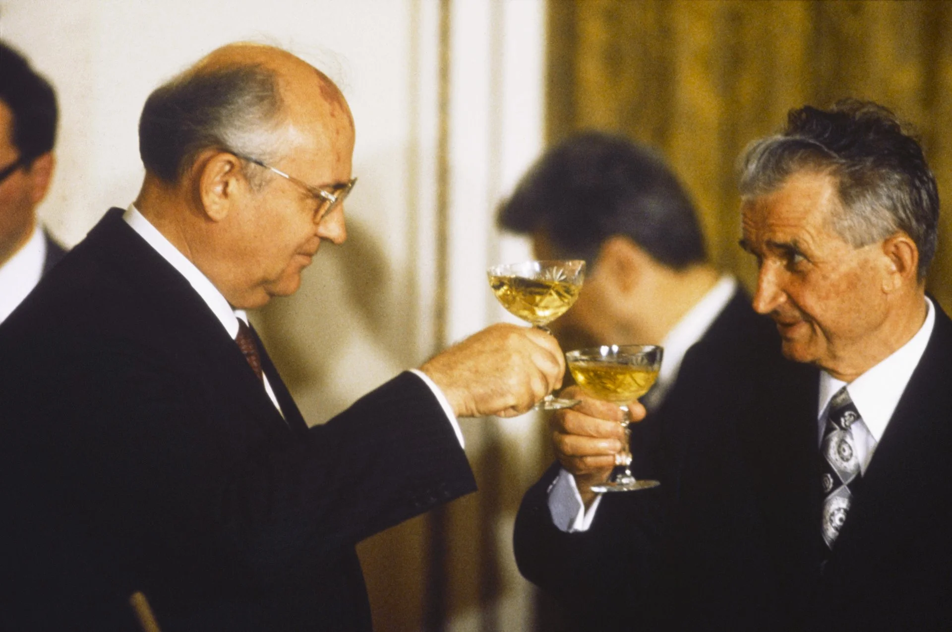 En la reunión del Pacto de Varsovia en Bucarest, el líder soviético Mikhail Gorbachev brinda por su anfitrión, el presidente Nicolae Ceausescu. Iba a ser el último encuentro entre los dos. 