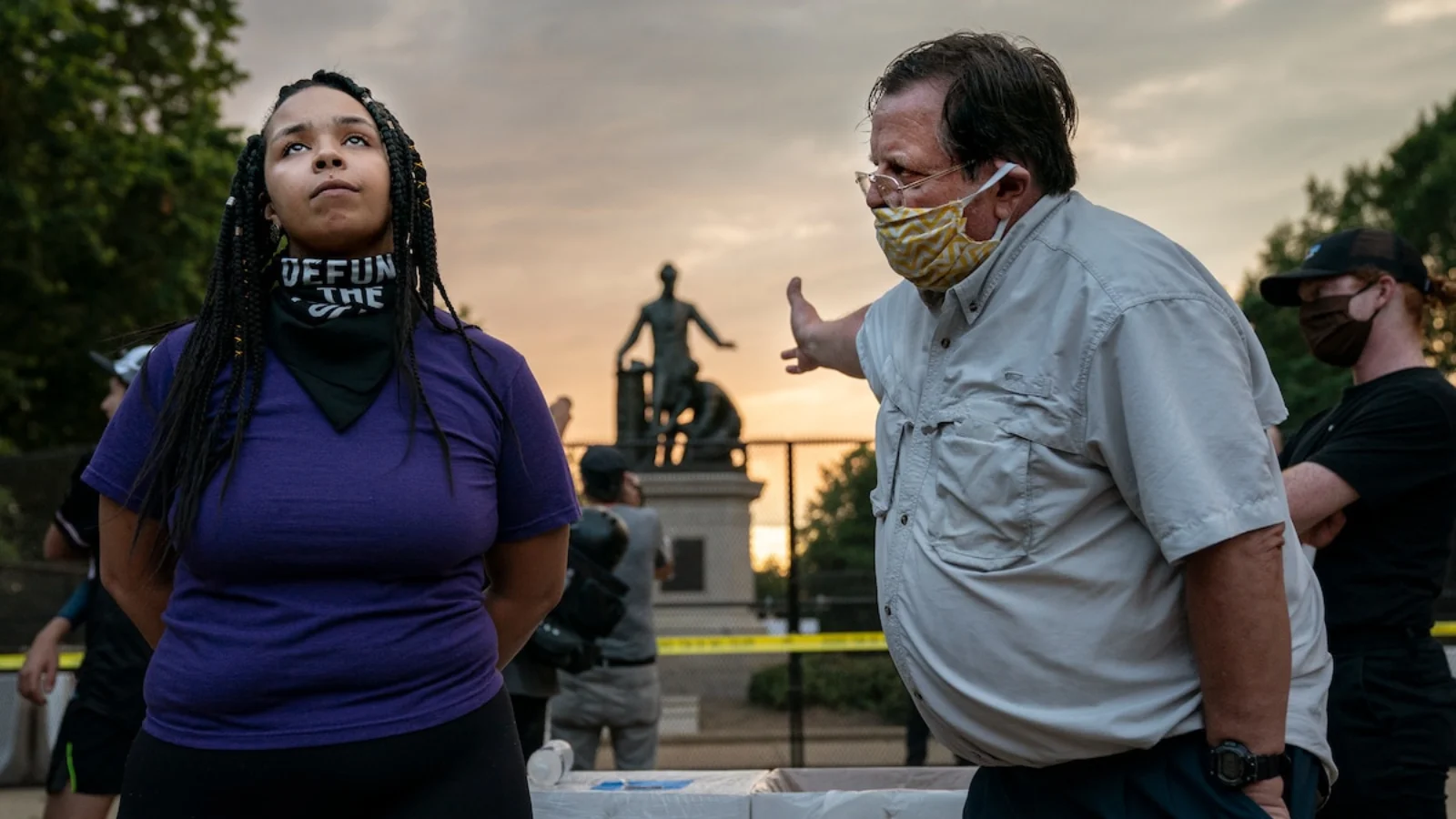 Un hombre y una mujer discuten sobre la eliminación del Monumento a la Emancipación, en Lincoln Park.
