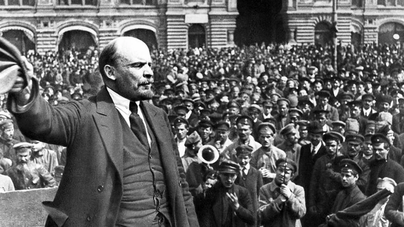El líder revolucionario comunista ruso, Vladimir Lenin, dando un discurso a los militares de Vsevobuch en el primer aniversario de la fundación de las fuerzas armadas soviéticas.