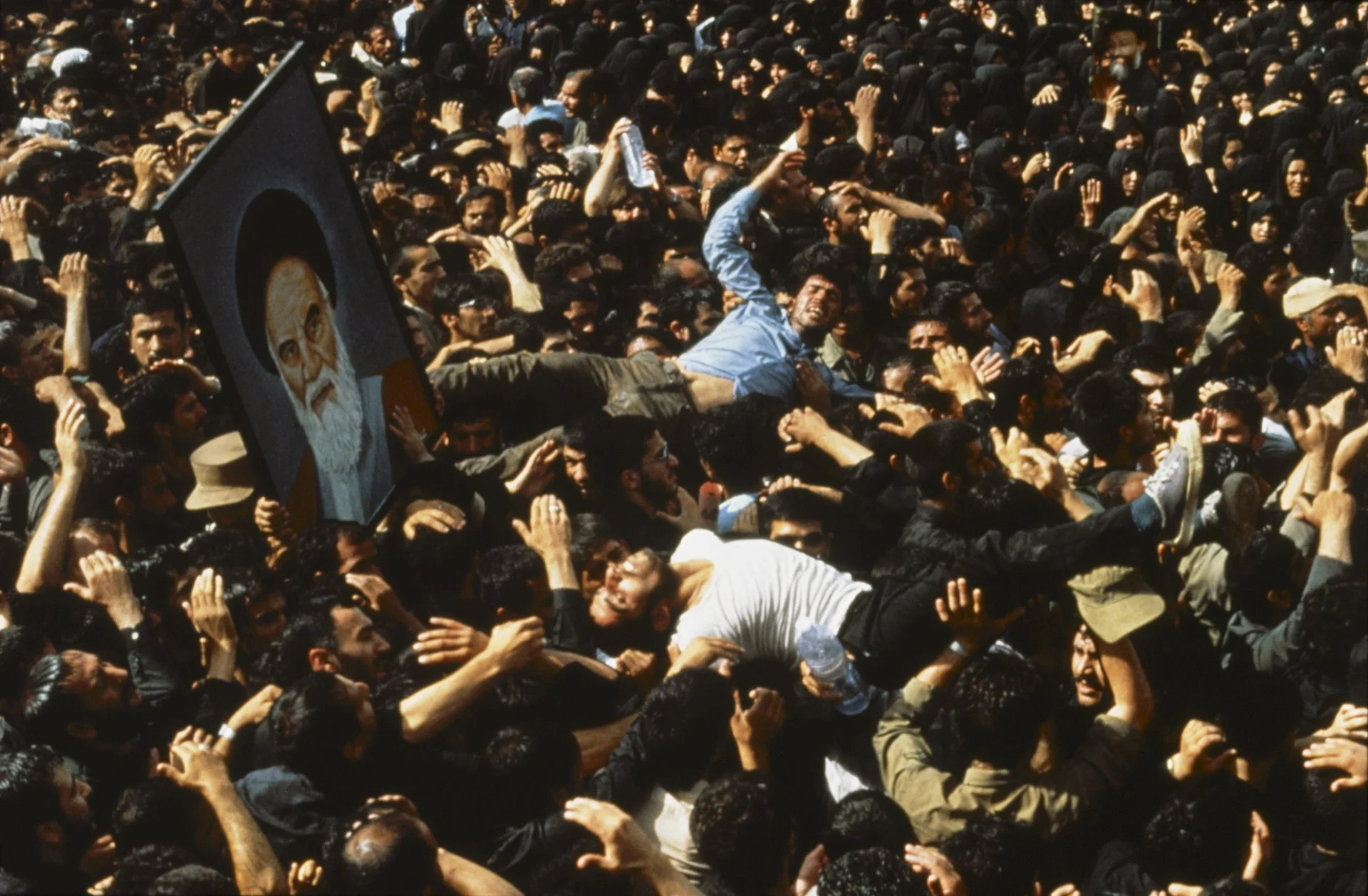 El caos reina en las calles en el cortejo fúnebre del ayatolá Jomeini. Entre los millones de dolientes que daban rienda suelta a su dolor, varias personas murieron aplastadas; otros más se desmayaron.