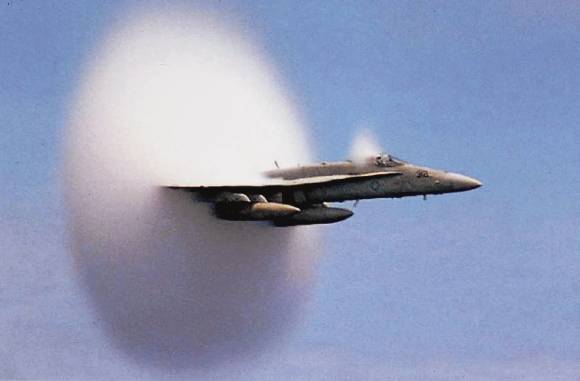 Un F/A-18 Hornet rompiendo la barrera del sonido. El disco blanco que se forma es vapor de agua condensándose a consecuencia de la onda de choque. 