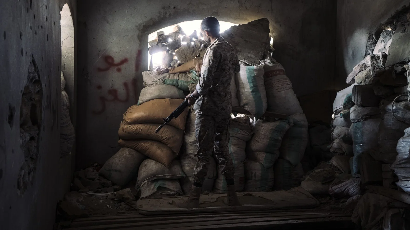 Ополченец стоит на передовой позиции возле осажденного города Таиз на юго-западе Йемена.