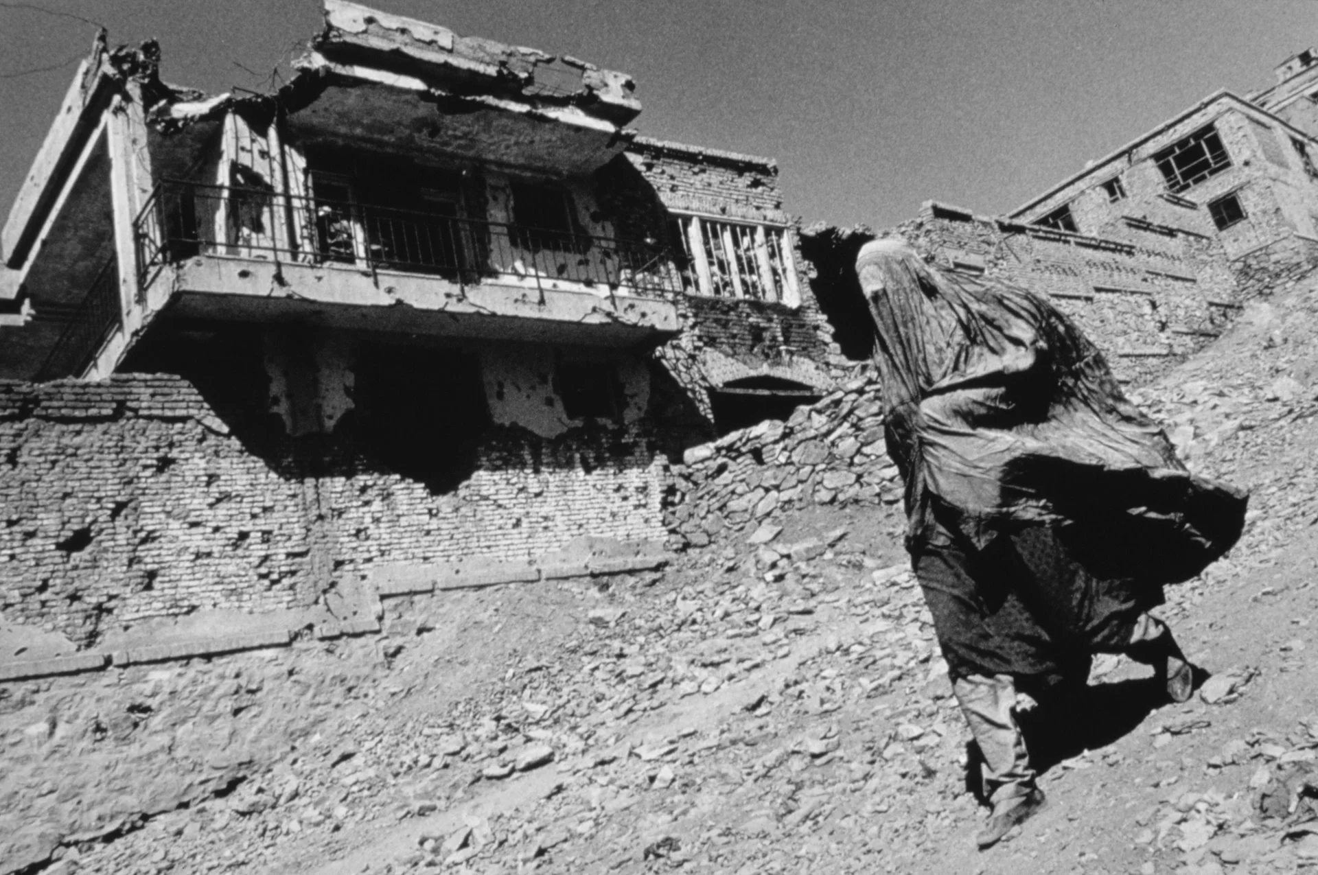 Cuando los talibanes tomaron Kabul, las mujeres recibieron instrucciones de cubrirse con burka, que cubre incluso los ojos.