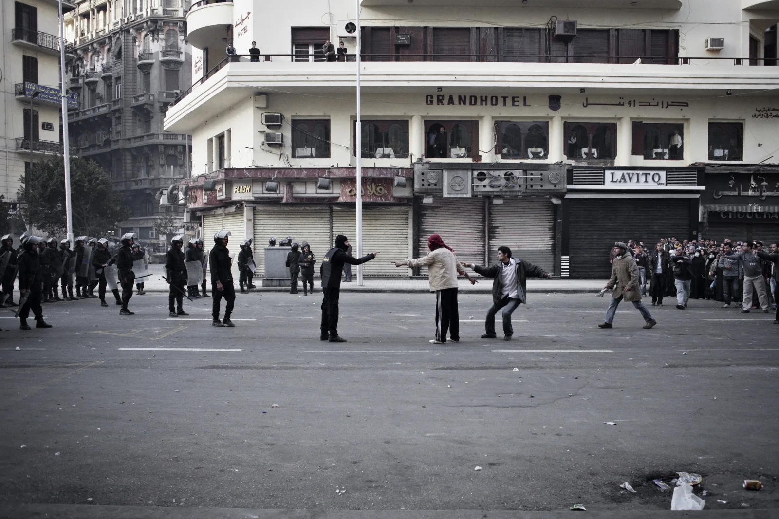 Manifestantes se enfrentan a la policía en la entrada de la plaza Tahrir.
