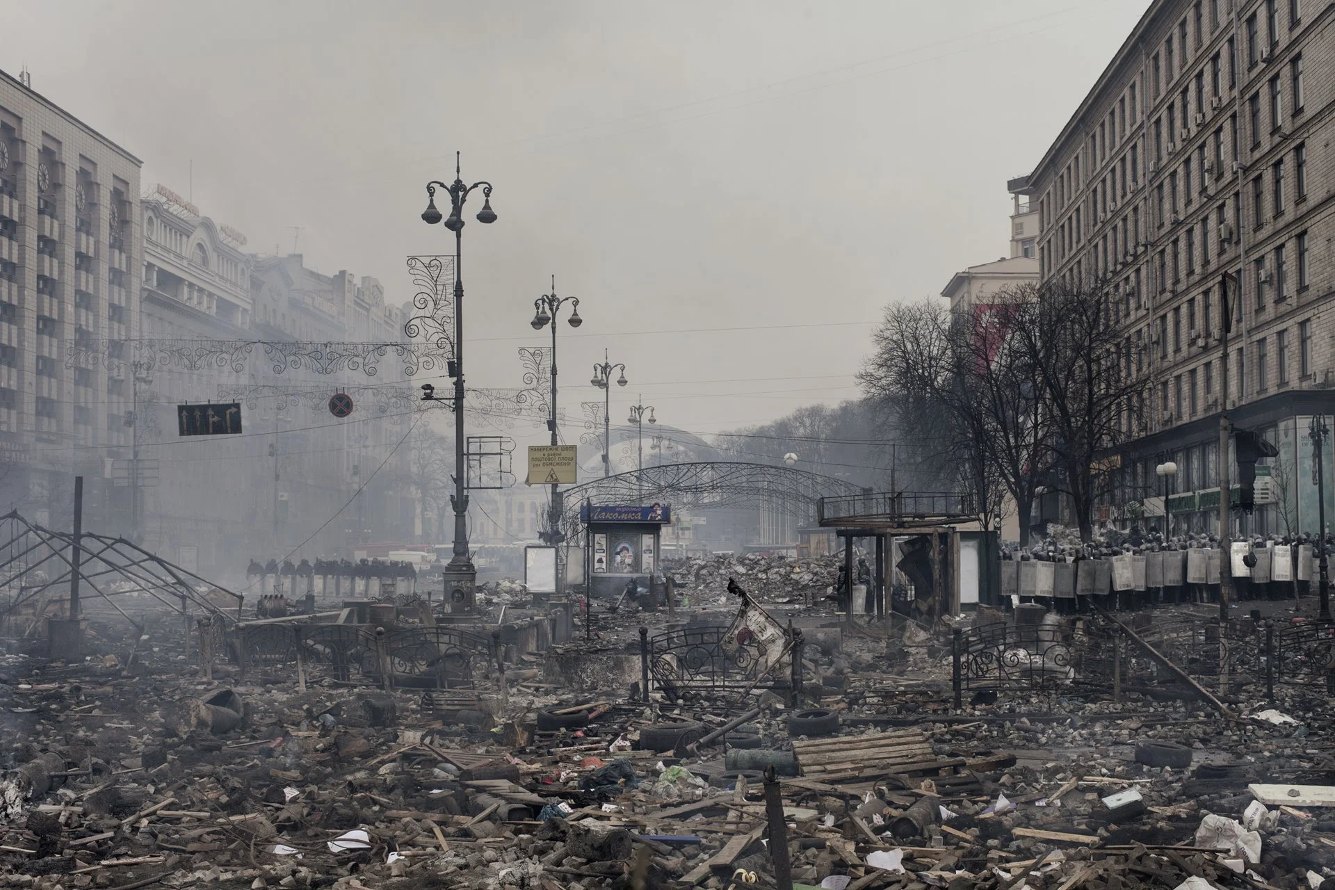 Después de varios meses de violencia, los manifestantes antigubernamentales permanecieron movilizados con barricadas en la Plaza de la Independencia de Kiev, conocida simplemente como Maidan.