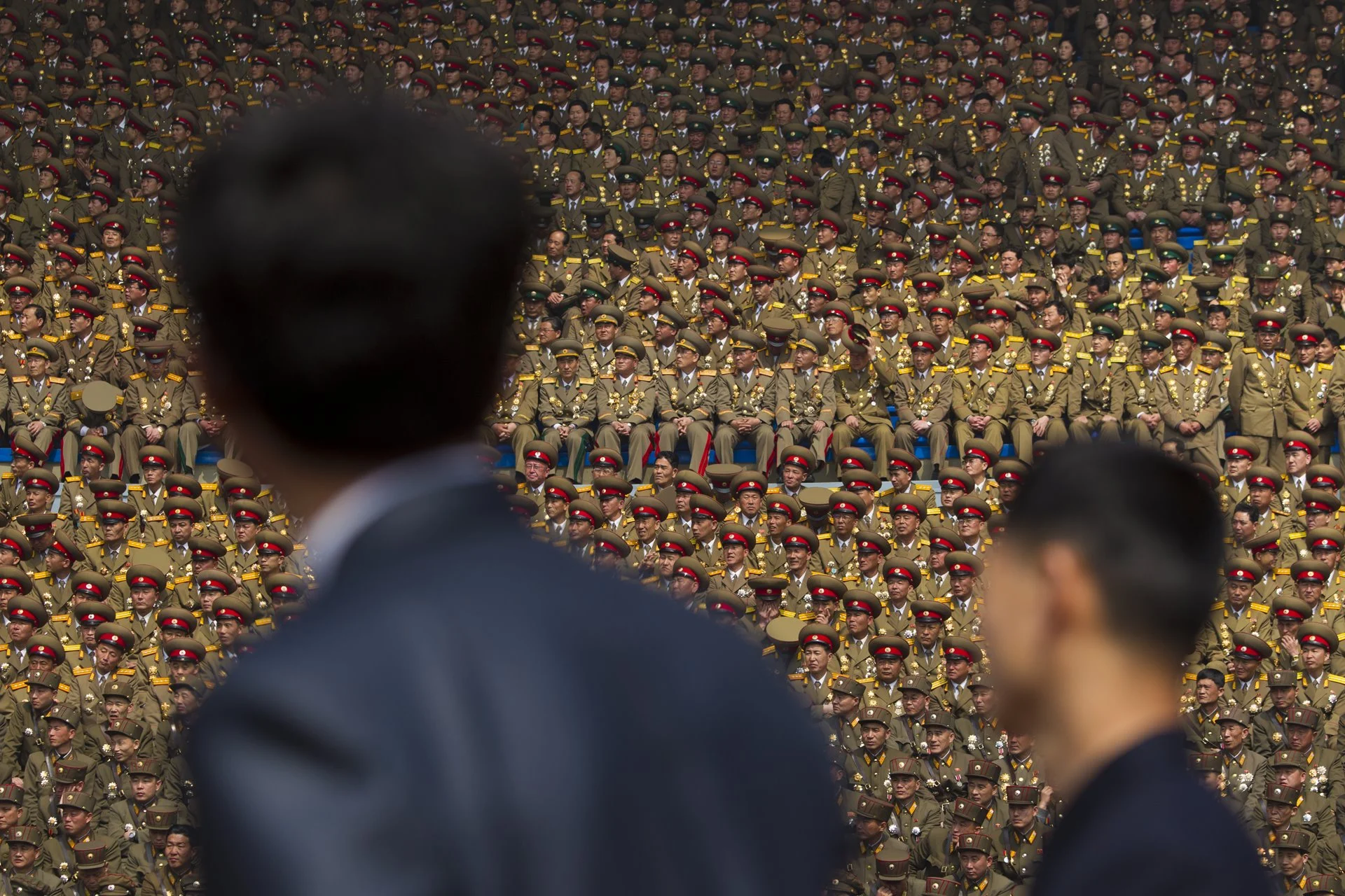 Los funcionarios miran a los miembros del ejército, sentados en un estadio de Pyongyang durante una reunión masiva convocada por el Comité Central del partido gobernante de Corea del Norte.