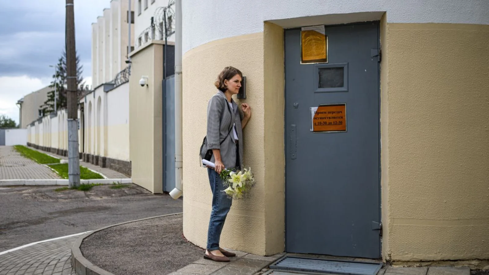 Olga Sieviaryniec attend son mari Paval devant un centre de détention de la rue Akrestsin.