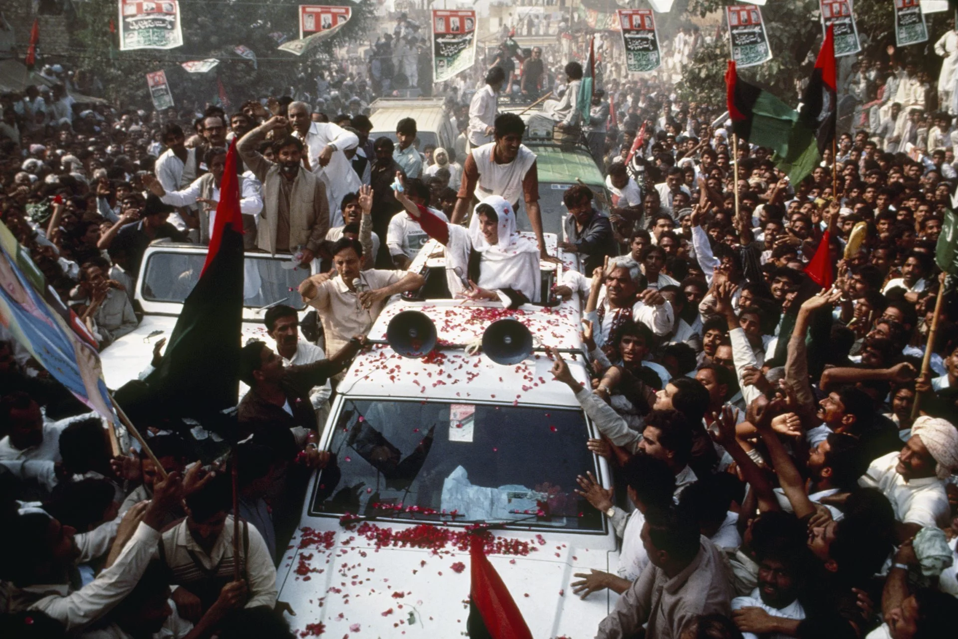 Benazir Bhutto llega a un mitin masivo de campaña en la provincia de Punjab, Pakistán. Bhutto se convirtió en la primera mujer Primera Ministra de un país islámico.